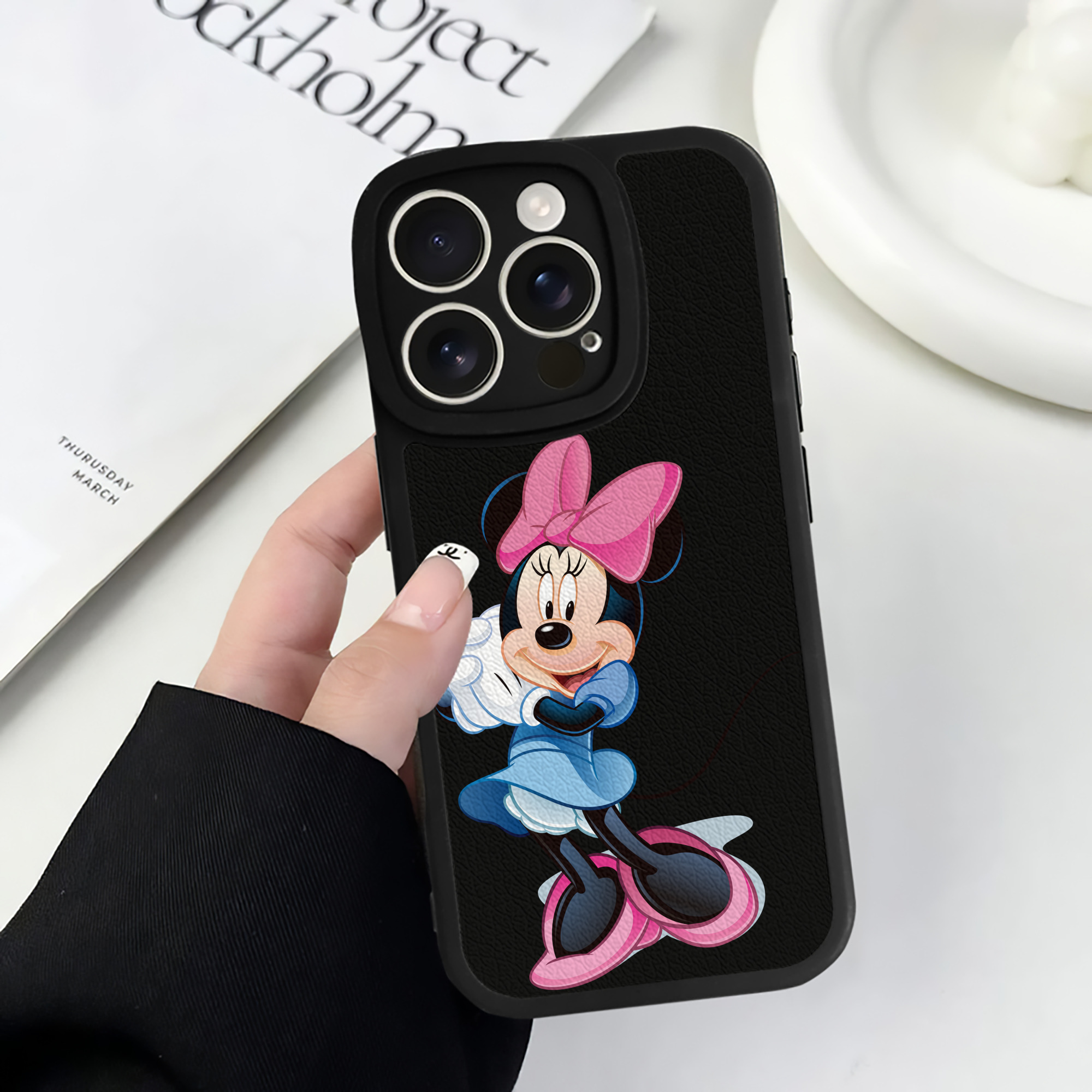 （画像用） ミッキーマウス Mickey Mouse 【iPhone 16シリーズ対応】シリコンスマホケース（レザー調） 材質：シリコン